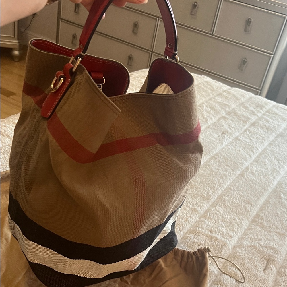 Burberry checked Stylish Tan and Red Women's Bag